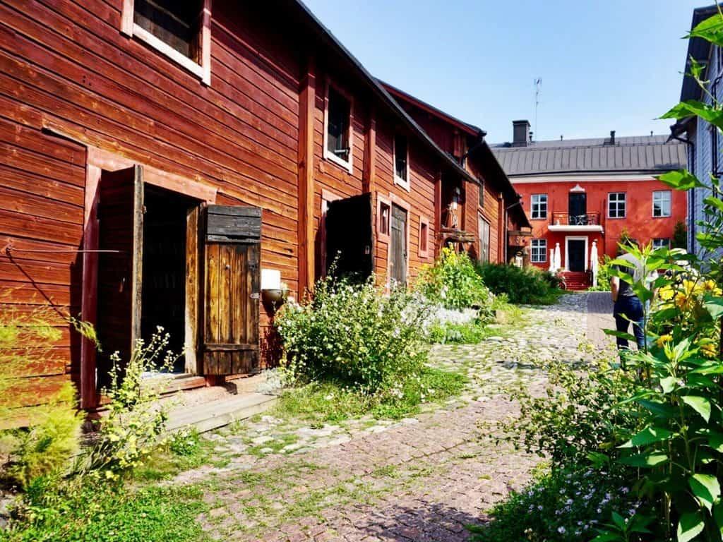 Porvoo in Finland is full of little streets to explore! And it's only 50 minutes from Helsinki! #porvoo
