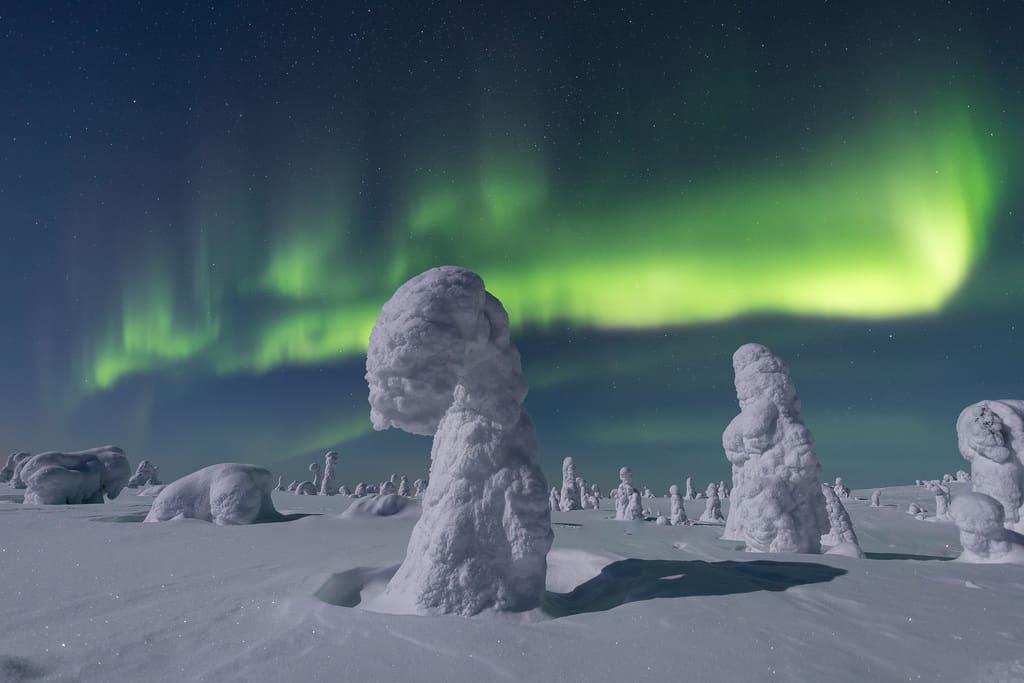 laplandské obrázky polární záře a sněhové koruny podle blogu Her Finland