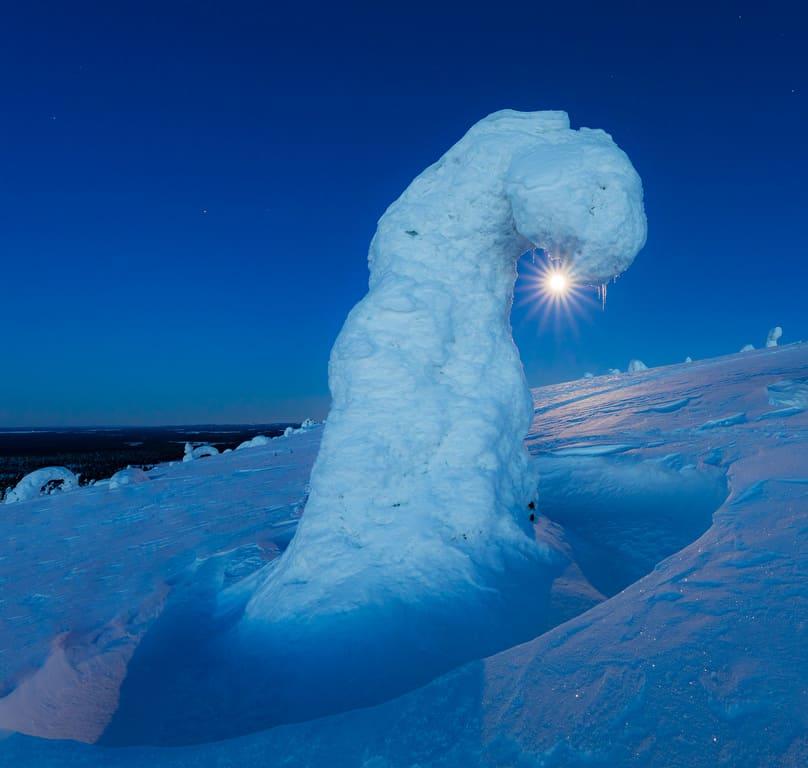 laplandská zimní měsíční obloha podle blogu Her Finland