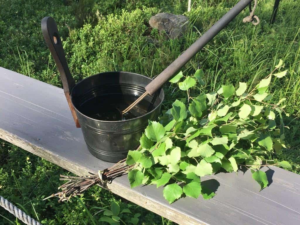 Finnische Sauna-Etikette beinhaltet das Werfen von Wasser auf den Ofen. By Her Finland blog